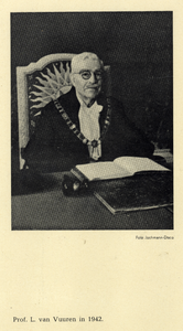 106987 Portret van prof. L. van Vuuren, geboren 1873, hoogleraar in de aardrijkskunde aan de Utrechtse hogeschool ...